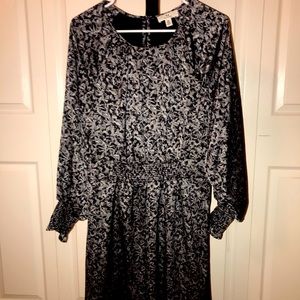 Size M Halston dress Grey / Black pattern 
Skirt is lined, wrist / waist contour